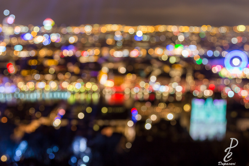 photographie vue sur Lyon place bellecour depuis esplanade fourvière  en flou comme des confettis