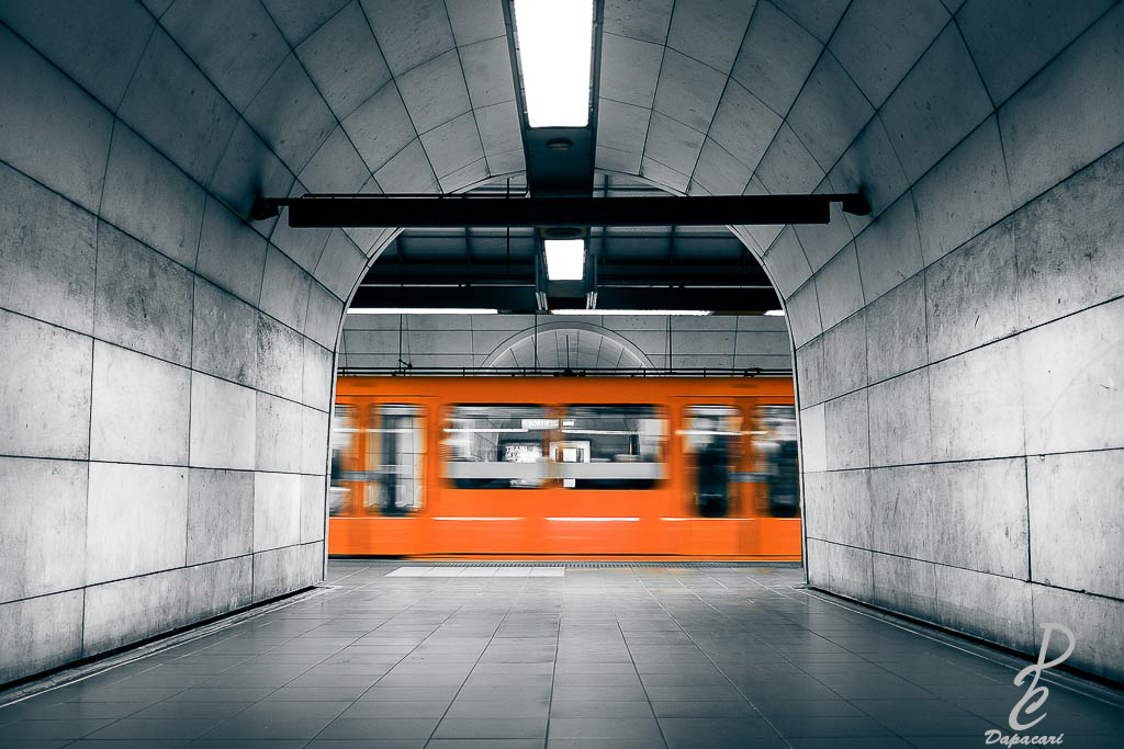 Dapacari photo metro vieux lyon en noir et blanc désaturation partiel metro orange en mouvement